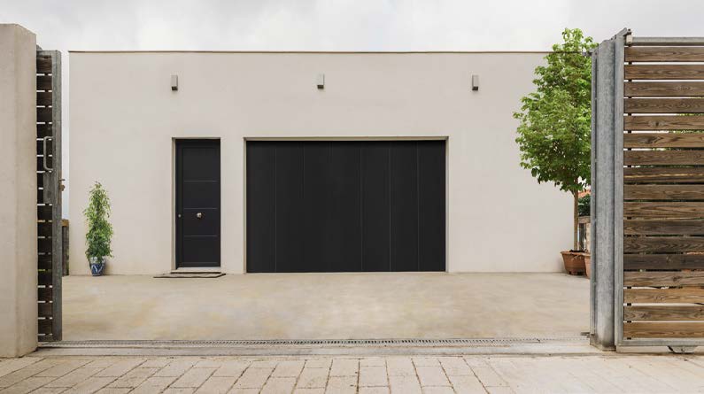 La porte de garage coulissante : gain de place, robustesse et esthétisme.
